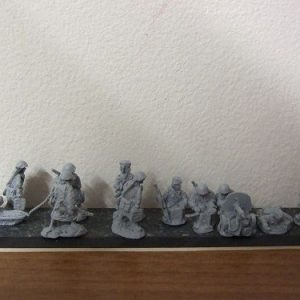 R9 2 female maxim gunteams 1 firing 1 moving 10 figures